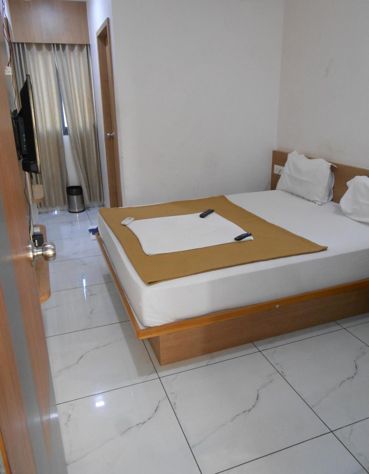 Hotel Crossview Palanpur Eksteriør billede